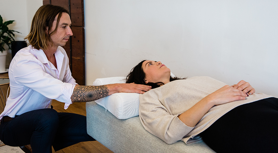 chiropractor recommends therapeutic pillows to relieve symptoms of tech neck therapeutic pillows to relieve symptoms of tech neck
